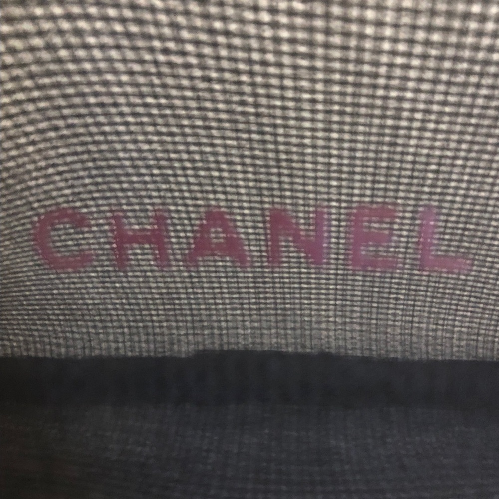 CHANEL BLACK MESH COSMETIC BAG • ZIP CLOSE W CHANEL LOGO PULL - Picture 7 of 11